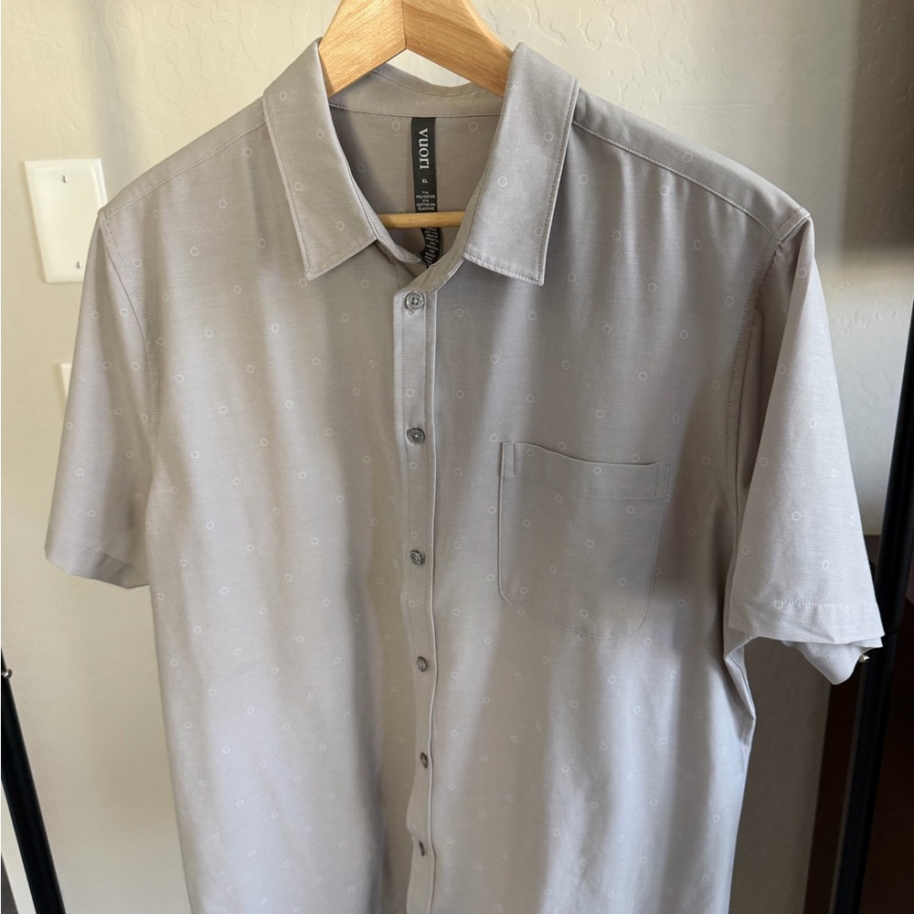 Vuori Men's Bridge Short Sleeve Button-Up Shirt in Vapor Dot